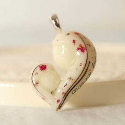 Muttermilchschmuck mit Blumen